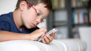 کودکان از چه سنی می‌توانند از موبایل استفاده کنند؟