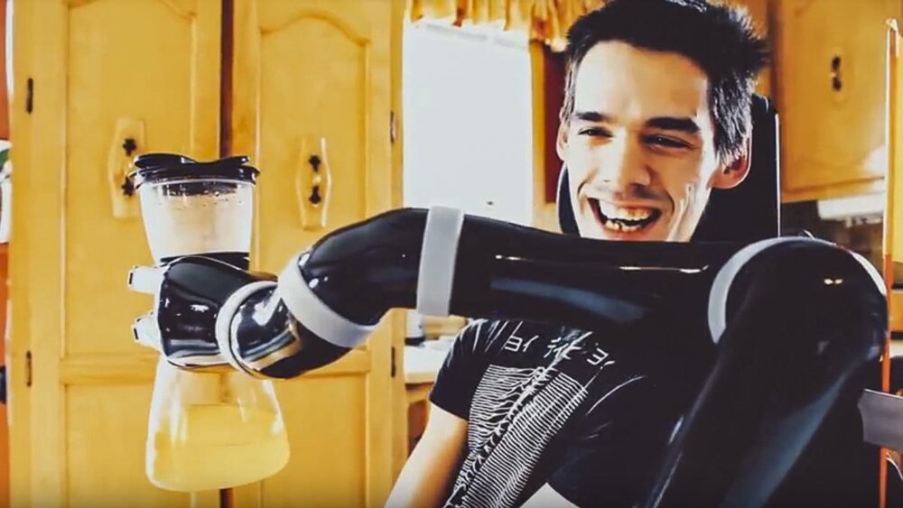 بازوی رباتیکی که به معلولان کمک می‌کند