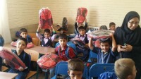 اهداء کیف به دانش آموزان در نظرآباد و آذرشهر + عکس