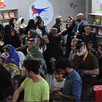 استقبال گسترده‌ی مخاطبان بخش کودک و نوجوان از غرفه‌ی نشر پرستو