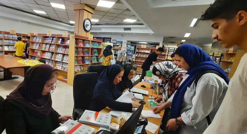 اهدای کتاب‌های سال تحصیلی آینده به دانش‌آموزان بورسیه تهران