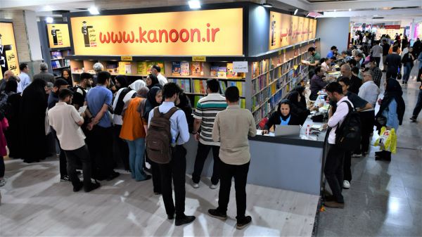 اهدای کتاب به مدارس در سی‌وپنجمین نمایشگاه کتاب تهران