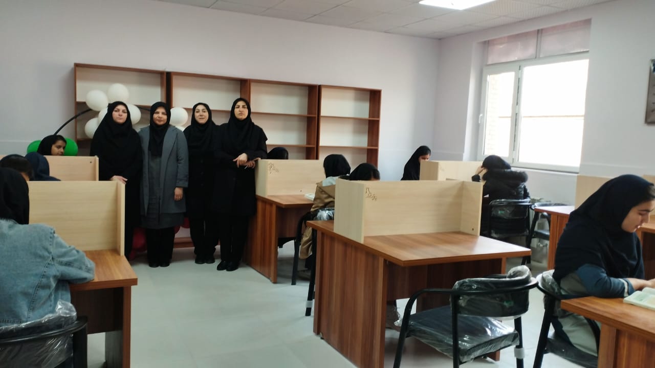 تجهیز کتابخانه دبیرستان دخترانه در کوهدشت توسط بنیاد قلم چی