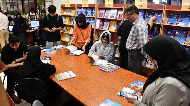 700 بورسیه تهرانی کتاب‌های اهدایی را حضوری دریافت کرده‌اند