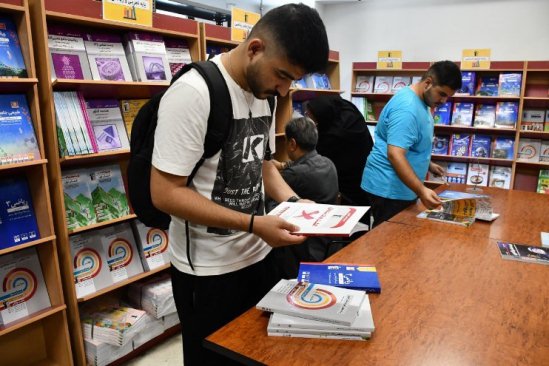 مرحله دوم اهدای کتاب به دانش‌آموزان بورسیه بنیاد قلم‌چی در کشور