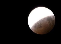 ماه رخ می پوشاند