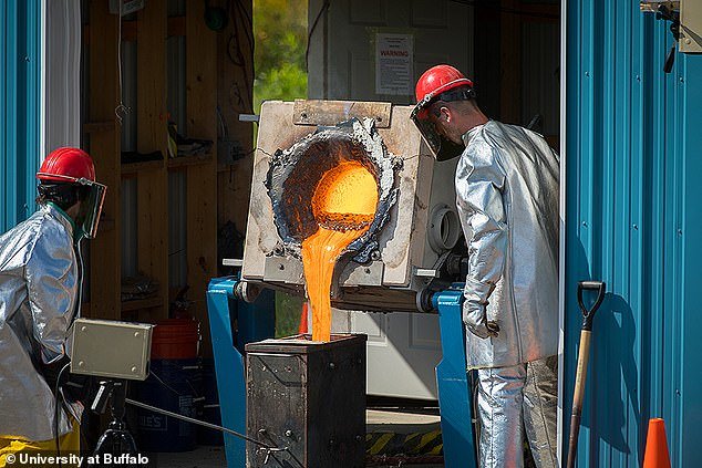 انفجار آتشفشانی را ببینید+تصاویر