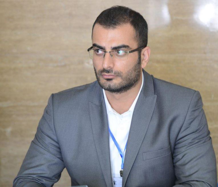 احسان عالی زاده:یا سقف را تعمیر کنید یا بارانی بپوشید!