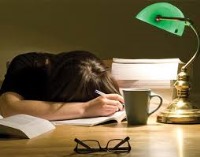چرا موقع مطالعه خوابمان می‌گیرد؟