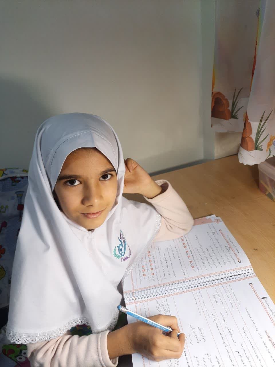 گفت وگو بامادر دانش آموز رونیا یاری، قهرمان پیوستگی دوم دبستان