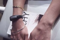 جلوگیری از ناخن جویدن با یک دستبند هوشمند