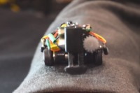 ساخت ریزرباتی که از سر و کول انسان بالا می‌رود