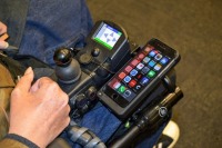 کنترل گوشی و رایانه توسط معلولان با پلک زدن و تنفس