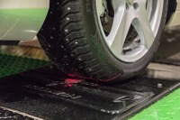 چک کردن وضعیت تایر خودرو با لیزر