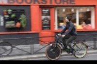 دوچرخه‌ای که با نور خورشیدی پا می‌زند