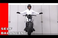 موتور سیکلتی که روی پای خودش می‌ایستد