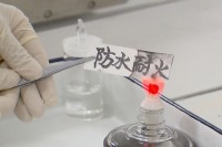 کاغذی که نه می‌سوزد و نه خیس می‌شود