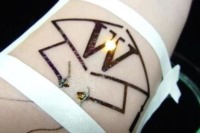 ساخت تاتوی الکترونیک برای اندازه‌گیری گلوکز خون