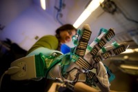 طراحی دستکش هوشمند برای اندازه‌گیری سفتی عضلات