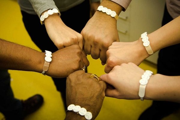 نجات از خطرات اشعه ماورابنفش با مچ بند کاغذی