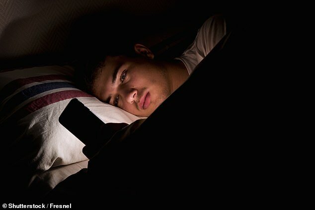 ابداع عینک‌هایی که نور آبی نمایشگر موبایل را فیلتر می‌کنند