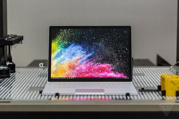 مایکروسافت از لپ تاپ 15 اینچی رونمایی می‌کند