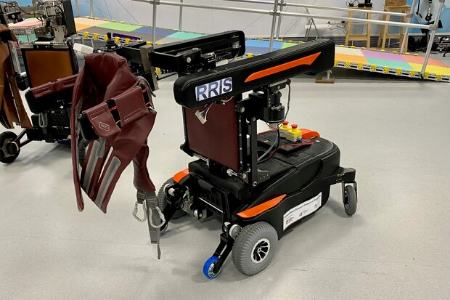 رباتی که از زمین خوردن سالمندان جلوگیری می‌کند