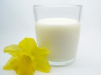 فواید شیر برای پوست