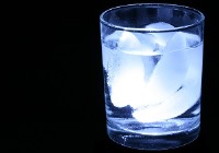 آشامیدن آب یخ چه بلایی سر شما می‌آورد؟