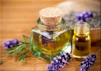 ناخن‌های زیبا با روغن بنفشه