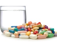 خوردن قرص و دارو با شیر و چای ممنوع