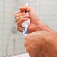 چرا بعد از مسواک زدن نباید دهان را شست؟