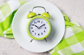 چه ساعتی غذا بخوریم تا زودتر لاغر شویم؟