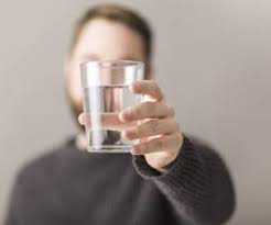 6 نشانه غیر معمولی کم آبی بدن