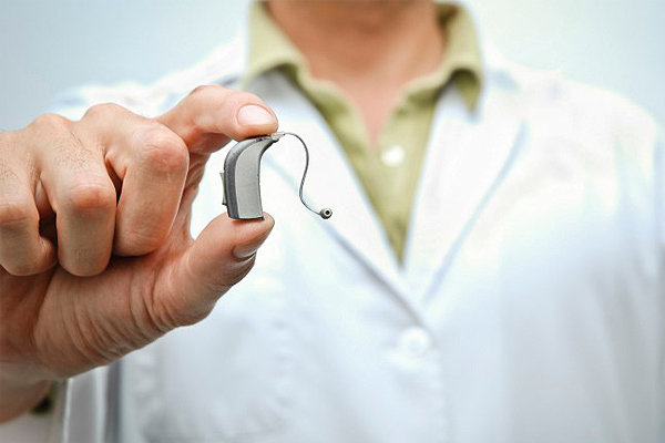 چه کسانی باید از سمعک استفاده کنند