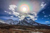 تاج رنگارنگ خورشیدی بر فراز هیمالیا