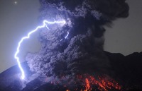 تصاویر آتشفشانی که گدازه‌هایش را به ارتفاع ۵۰۰۰ متری می‌فرستد