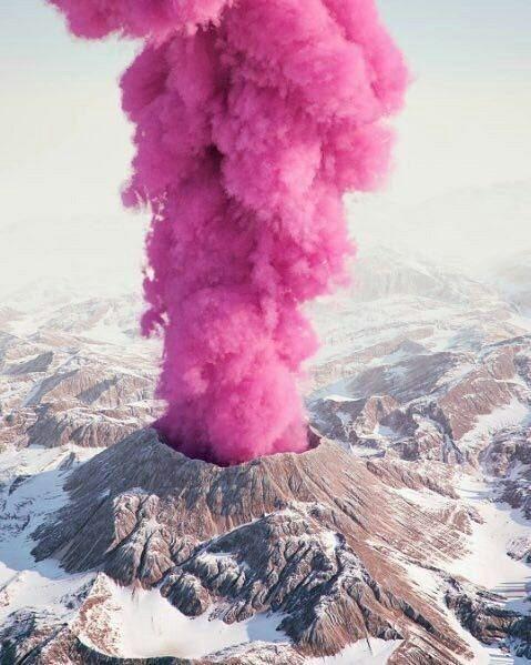 آتشفشانی با دود صورتی