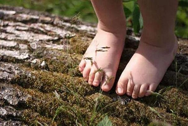 پابرهنه بودن در طبیعت موجب بهبود مهارت‌های حرکتی کودک می‌شود
