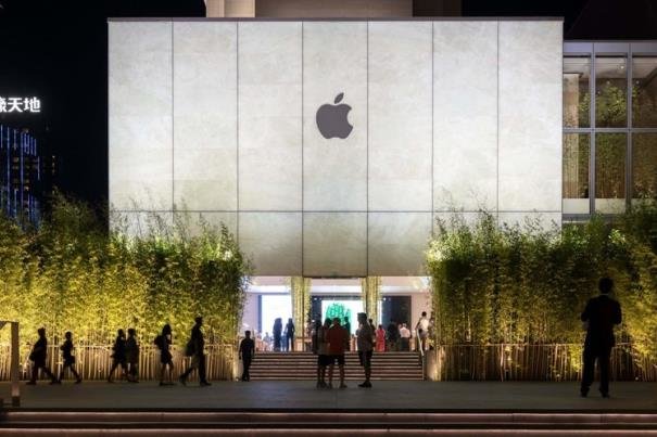 رقابت برای تبدیل شدن به نخستین شرکت هزار میلیارد دلاری دنیا