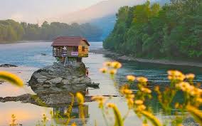 کلبه ای در وسط رودخانه زیبای درینا