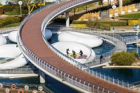 زمین بازی شناور بر روی دریاچه پارک