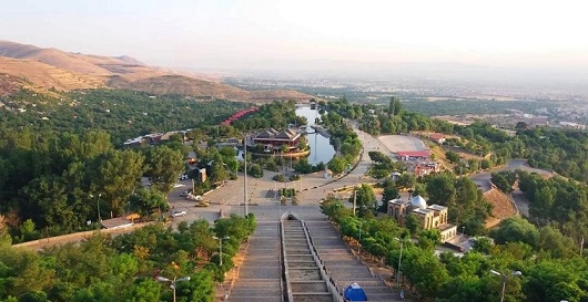 ایران‌شناسی: بر فراز تپه‌ی عباس‌آباد