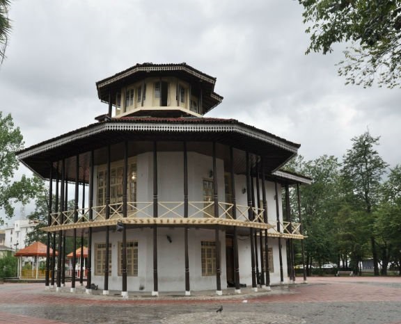 ایران‌شناسی: کلاه‌فرنگیِ  باغ محتشم