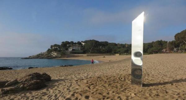 یک ستون یکپارچه مرموز در ساحل اسپانیا ظاهر شد