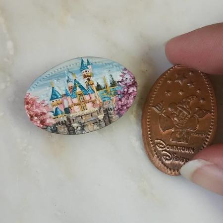 خلق نقاشی های رنگ روغن کوچک روی سکه ها