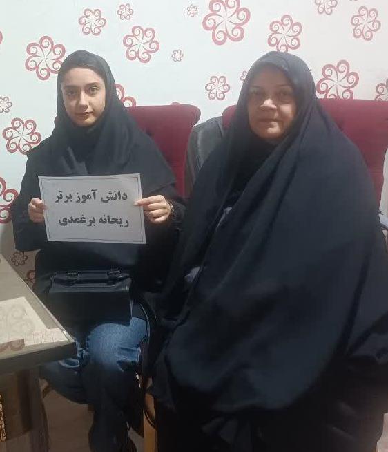 گفتگو با ریحانه برغمدی؛ دانش آموز برتر منحصرا زبان