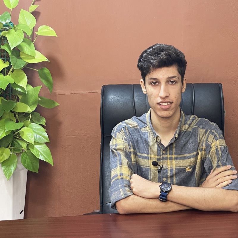 دانیال آخوندزاده؛ از کار در سمبوسه‌فروشی تا داروسازی بندرعباس