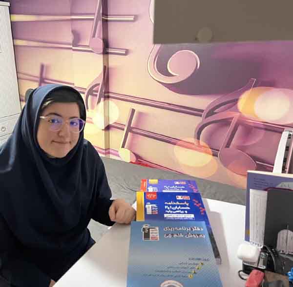 گفت وگوبا ریحانه رستم وند دانش آموزپیشرفت درسی از قم