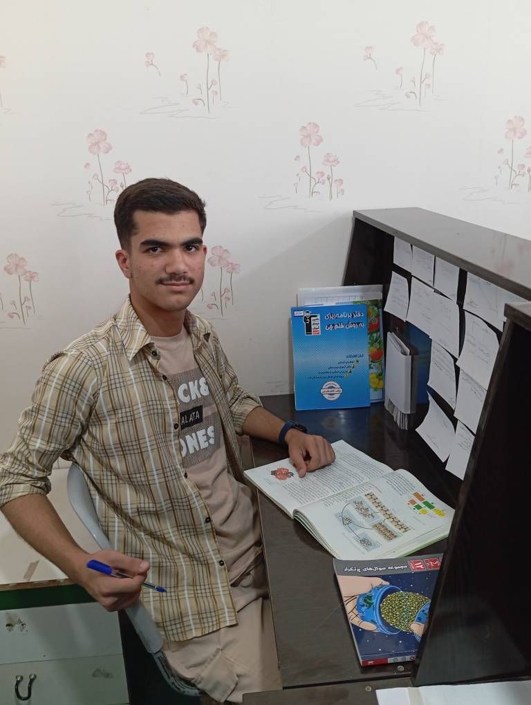 گفت و گو با مطهر مکفی؛ قهرمان پیوستگی پایه دوازدهم تجربی